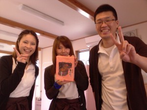 お菓子をもらって喜ぶスタッフ
